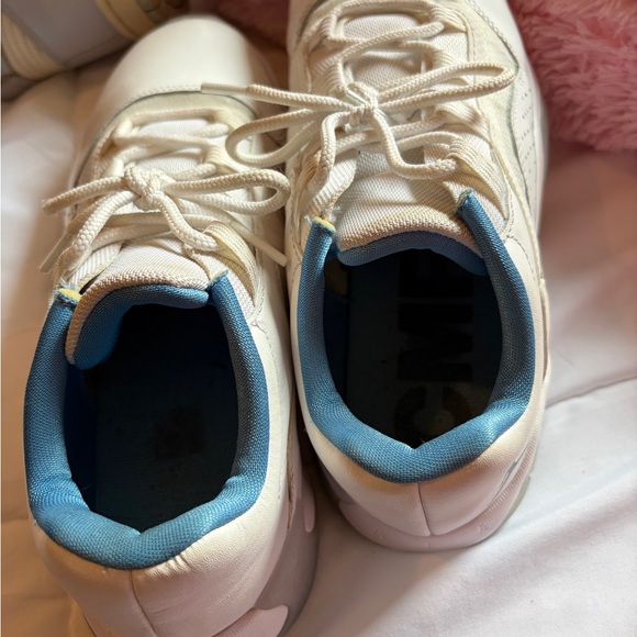 Jordan Low-Top Sneakers in White with Light Blue Lining 6Y